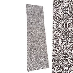 Coolibar  Sun Protection Wrap Floral brown  and White Scarf spf 50